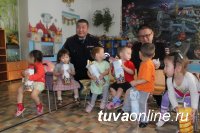 Госавтоинспекция Тувы подарила новогодний праздник воспитанникам детского дома