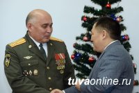 Глава Тувы в канун Нового года вручил государственные награды большой группе заслуженных людей республики