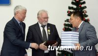 Глава Тувы в канун Нового года вручил государственные награды большой группе заслуженных людей республики