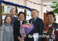 Депутаты Хурала представителей Кызыла поздравляют коллегу Наталью Ондар