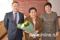 Один из самых опытных педагогов Тувы Александра Донгак награждена медалью «100 лет городу Кызылу»