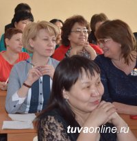 Один из самых опытных педагогов Тувы Александра Донгак награждена медалью «100 лет городу Кызылу»