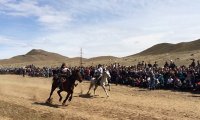 На родине Сергея Шойгу в Туве прошли конные скачки, посвященные 70-летию Победы