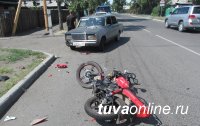В Тоджинском районе Тувы мотоциклист, не имеющий водительского удостоверения, сбил маленькую девочку