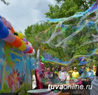 Кызыл: Гигантские пузыри, песочное шоу, концерт, сладости и много общения – для детей с ограниченными возможностями