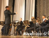 Хабаровчан впечатлило тувинское пение и шаманские танцы духового оркестра Тувы
