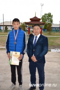 Школьники кызылской гимназии № 5 поклонились духам тесхемского перевала Бай-Даг и повязали чалама