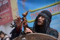 Театр кукол начинает выступления в детских лагерях отдыха Тувы