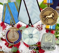 Глава Тувы накануне Дня России вручил государственные награды труженикам, артистам, героям