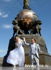 Тува: Свадебный вальс у «Центра Азии»