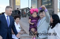 Тува: Уполномоченный по правам ребенка Павел Астахов вручил многодетной приемной семье ключи от машины