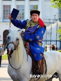 В Томске уроженец Тувы приехал за дипломом на коне и в национальном костюме