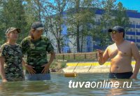 Кызыл: Спасатели обучили детей на городском пляже правилам поведения на воде