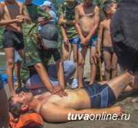 Кызыл: Спасатели обучили детей на городском пляже правилам поведения на воде