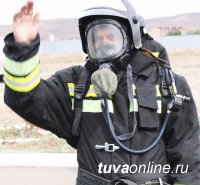 Лучшее звено газодымозащиты пожарных подразделений Тувы работает в Ак-Довураке