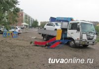 Кызыл: Автолюбительница без прав наехала на детскую площадку, где играл годовалый ребенок