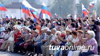 В Туве в День российского флага родилась новая традиция – начинать день с торжественного поднятия флагов