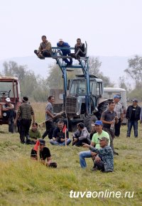 В Туве заготавливать корма на зимовку будут всем миром. Пример подают члены правительства во главе с Шолбаном Кара-оолом