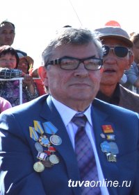 Почетный гражданин Кызыла Петр Морозов принимает поздравления с юбилеем