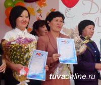В Кызыле торжественно чествуют учителей