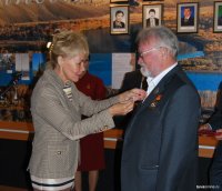 Почетный гражданин Кызыла Владимир Лебедев принимает поздравления с юбилеем