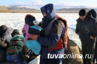 В Туве спасатели на аэролодке «Пиранья-6» переправили больных детей через Енисей
