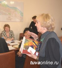 Книга «Загадочная Тува», изданная в Германии, поможет школьникам Кызыла в изучении немецкого языка