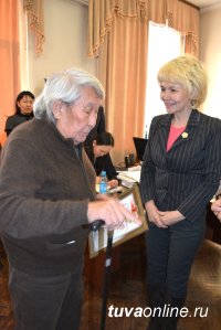 Почетной грамотой Хурала представителей г. Кызыла награжден один из старейших проектировщиков Тувы Анатолий Хараев