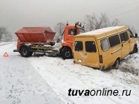 В Кызыле в результате столкновения КАМаза и маршрутки  пострадали два пассажира