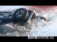 В Туве две автомашины провалились под лед на несанкционированной переправе