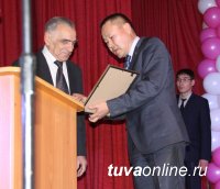 Медколледж Тувы принимает поздравления с 70-летним юбилеем
