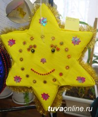 Авторские игрушки кызылчан украшают главную елку Тувы
