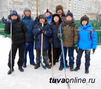Совет отцов гимназии № 5 залил каток и провел среди школьников турнир по хоккею с мячом на дворовой коробке Совет отцов гимназии № 5 залил каток и провел среди школьников турнир по хоккею с мячом на дворовой коробке