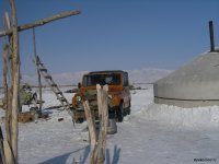 В Туве дороги к чабанским стоянкам из-за обильных снегопадов пришлось расчищать спецтехникой
