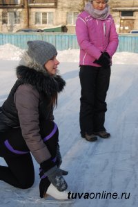 Кызыл: Мастер-класс по фигурному катанию на дворовой хоккейной коробке