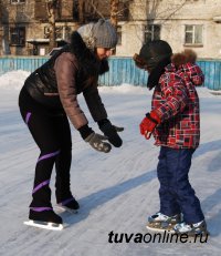 Кызыл: Мастер-класс по фигурному катанию на дворовой хоккейной коробке