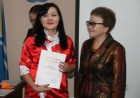 Министр образования и науки Тувы Татьяна Санчаа вручила ведомственные награды педагогам