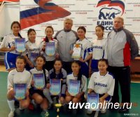 В окружном этапе по мини-футболу в Красноярске участвуют 8 школьных команд из Тувы