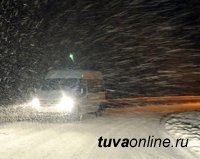 На автодорогах в восточном направлении Тувы из-за снегопада затруднен проезд