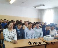 В Кызыле ко Дню местного самоуправления проходят встречи в учебных заведениях