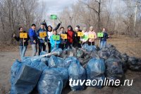 Студенты Кызыла собрали в Молодежном сквере 250 мешков мусора