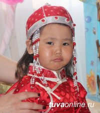Праздник первой стрижки волос хылбык при поддержке Союза женщин Тувы отметили в Детском доме
