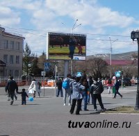 На светодиодных экранах  Кызыла и на сайте gov.tuva.ru идет трансляция соревнований по хурешу, посвященных Первомаю