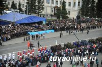 В столице Тувы, несмотря на пасмурную погоду, Парад Победы собрал несколько тысяч зрителей