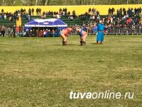 В Туве победителем турнира по борьбе хуреш, посвященного Дню Победы, стал Эрес Кара-сал