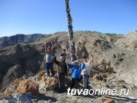 Юные экологи Тувы совершили восхождение на гору Трезубец
