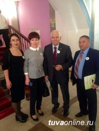 Народный врач Тувы Наталья Беспалова принимает поздравления с юбилеем