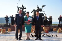 Торжественная церемония вручения госнаград в День России прошла на Набережной Енисея в центре Азии