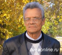 Корифей баянного искусства в Туве Александр Оськин принимает поздравления с 75-летним юбилеем