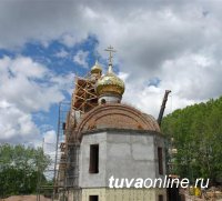На строящейся в Туране каменной православной церкви установлен купол и крест